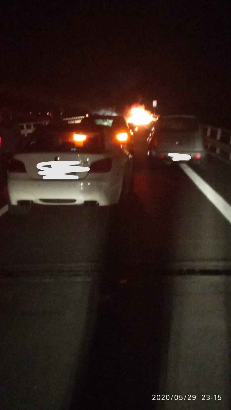 Auto in fiamme lungo la strada Cilentana