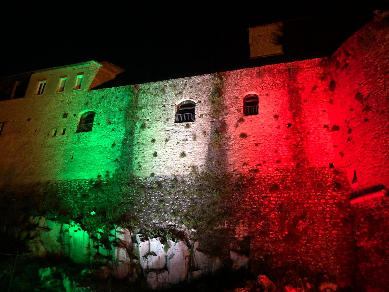 Il castello Macchiaroli di Teggiano si illumina con il tricolore