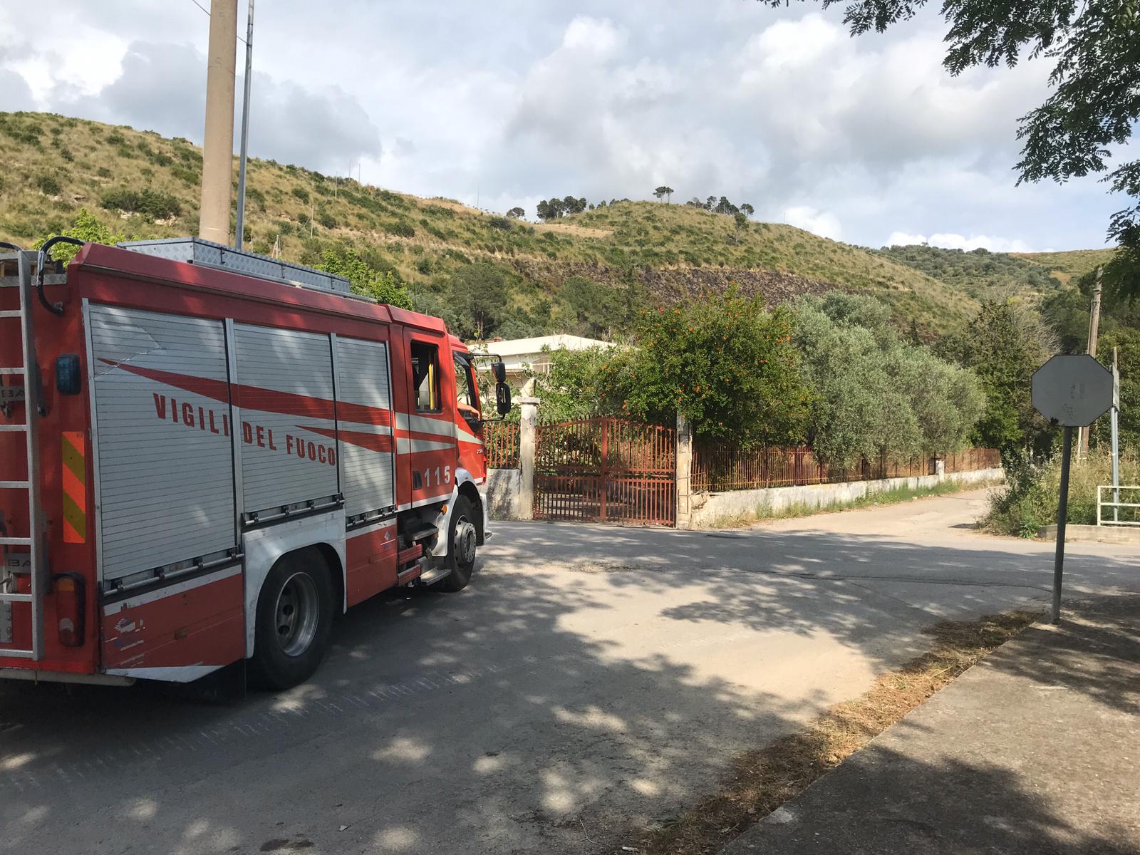 Incendio a Montecorice, interviene l’elicottero