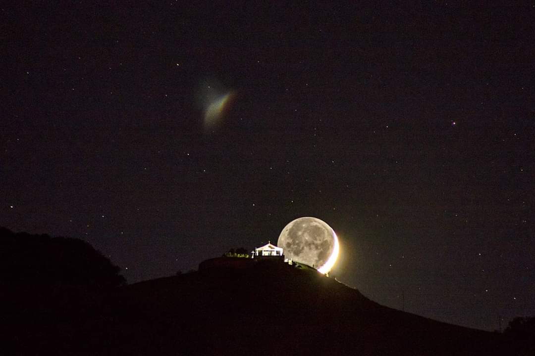 Sant’Arsenio, la luna accarezza il Santuario: lo scatto è poesia