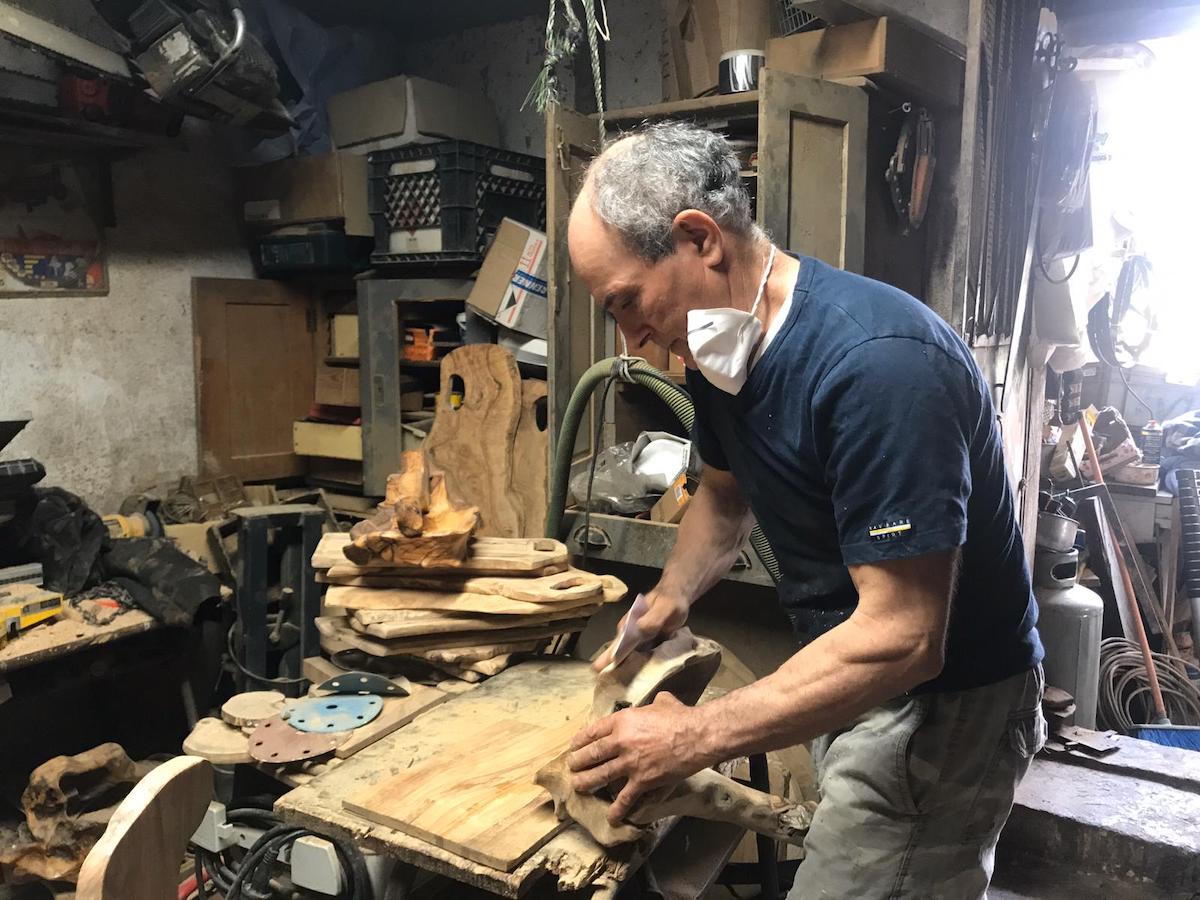 Saverio, il maestro di Massicelle che trasforma il legno d’ulivo in opere d’arte