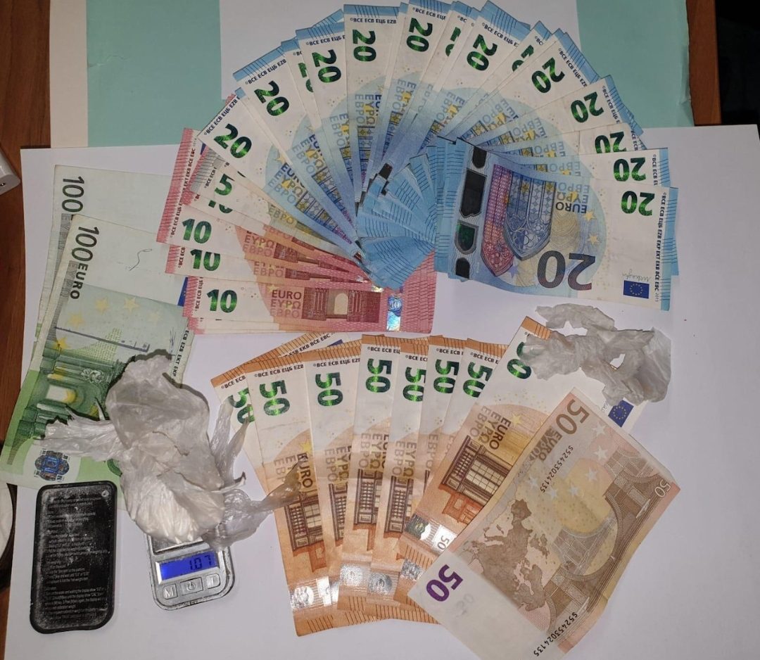 Cocaina, marijuana e contanti: arrestato un 23enne a Capaccio