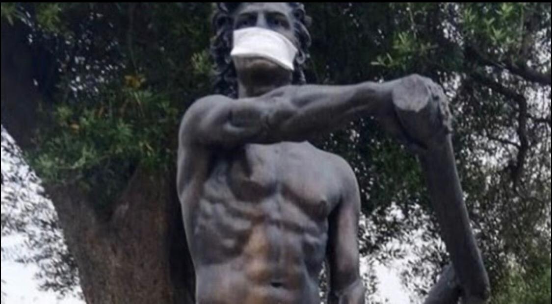 Palinuro: la statua simbolo di Enea indossa la mascherina