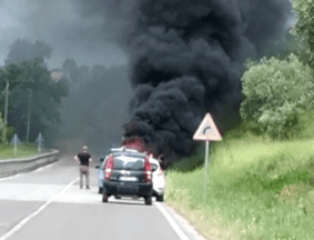 Auto in fiamme ad Auletta, tanto spavento ma nessun ferito