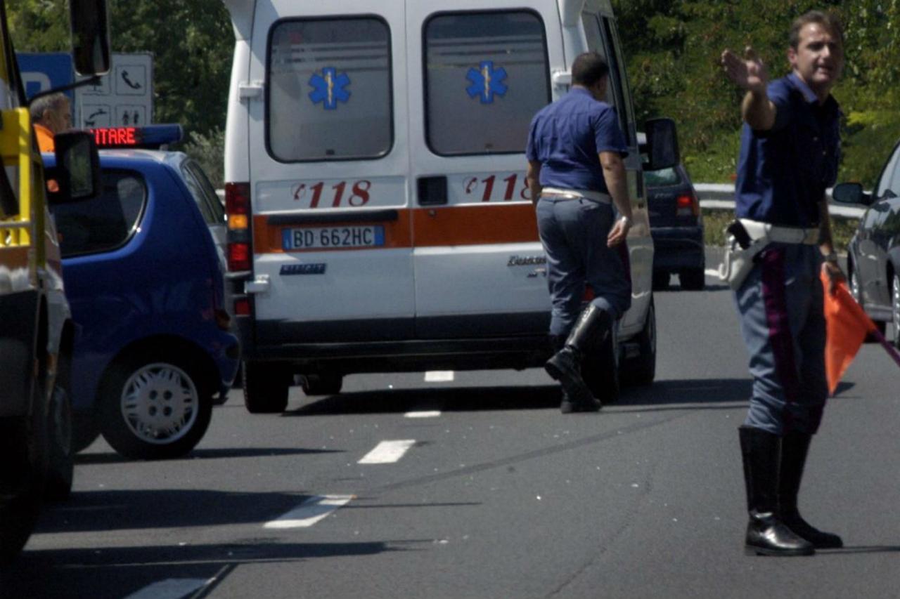 Operaio investito in autostrada: è caccia al pirata