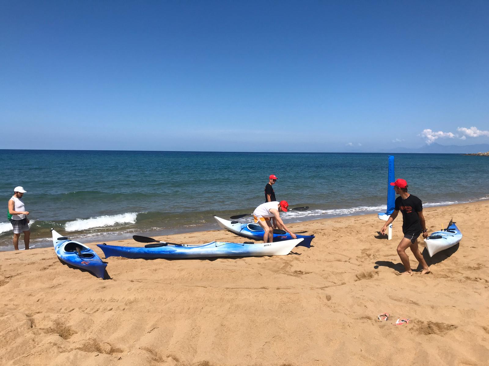 Spiagge pulite, volontari di Legambiente in azione a Castellabate
