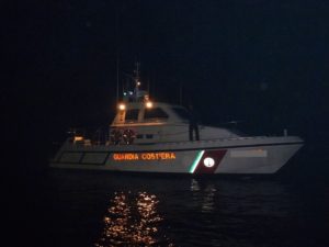 Avaria al largo di Battipaglia, soccorse 12 persone: otto sono bambini