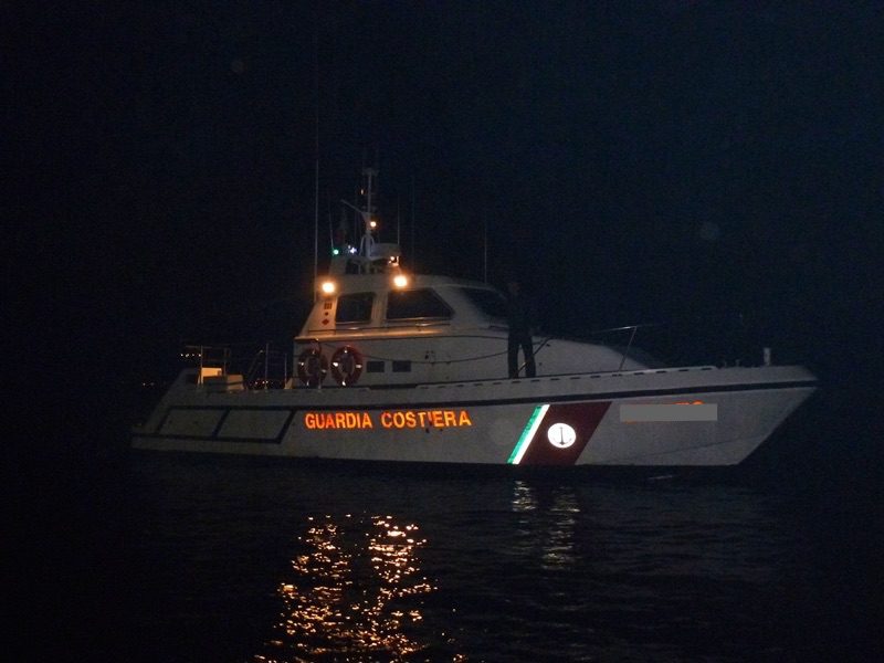 Paura in mare, barca in avaria nel golfo di Policastro: Capitaneria salva 2 pescatori