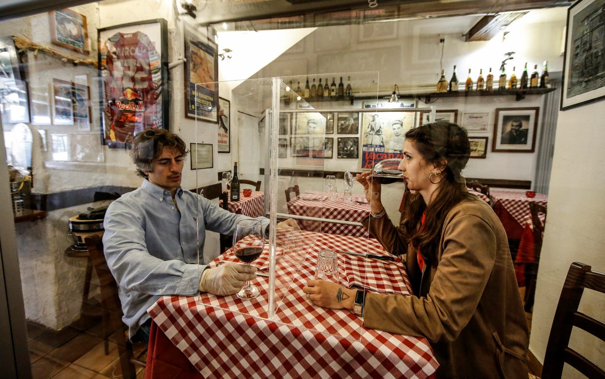 Campania, De Luca: «Aperture ristoranti siano definitive, altrimenti drammi»