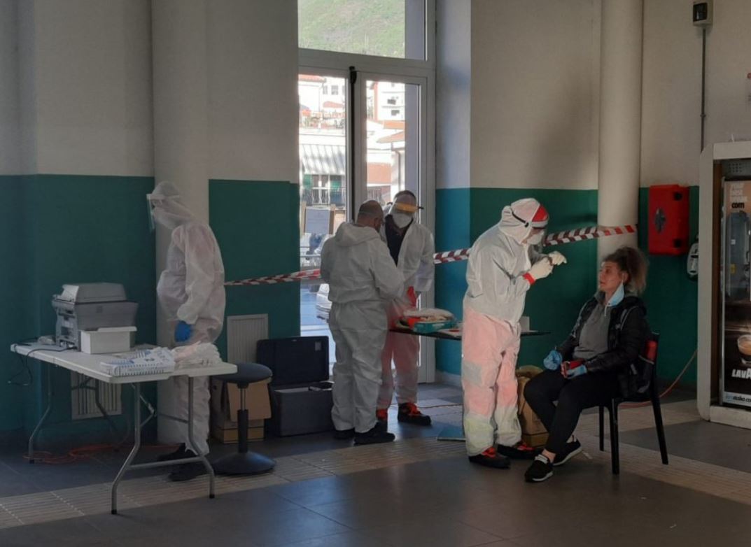 Covid Campania, 350 mila test antigenici per il personale scolastico e del trasporto pubblico