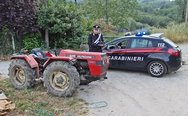 Trattore schiaccia pensionato: cadavere scoperto dai carabinieri