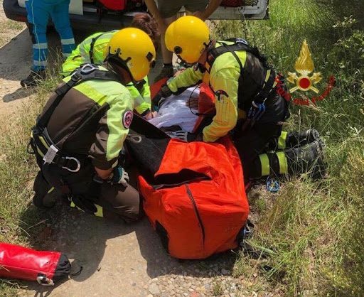 Alza troppo il gomito e scivola dal costone alto 80 metri: 30enne in ospedale