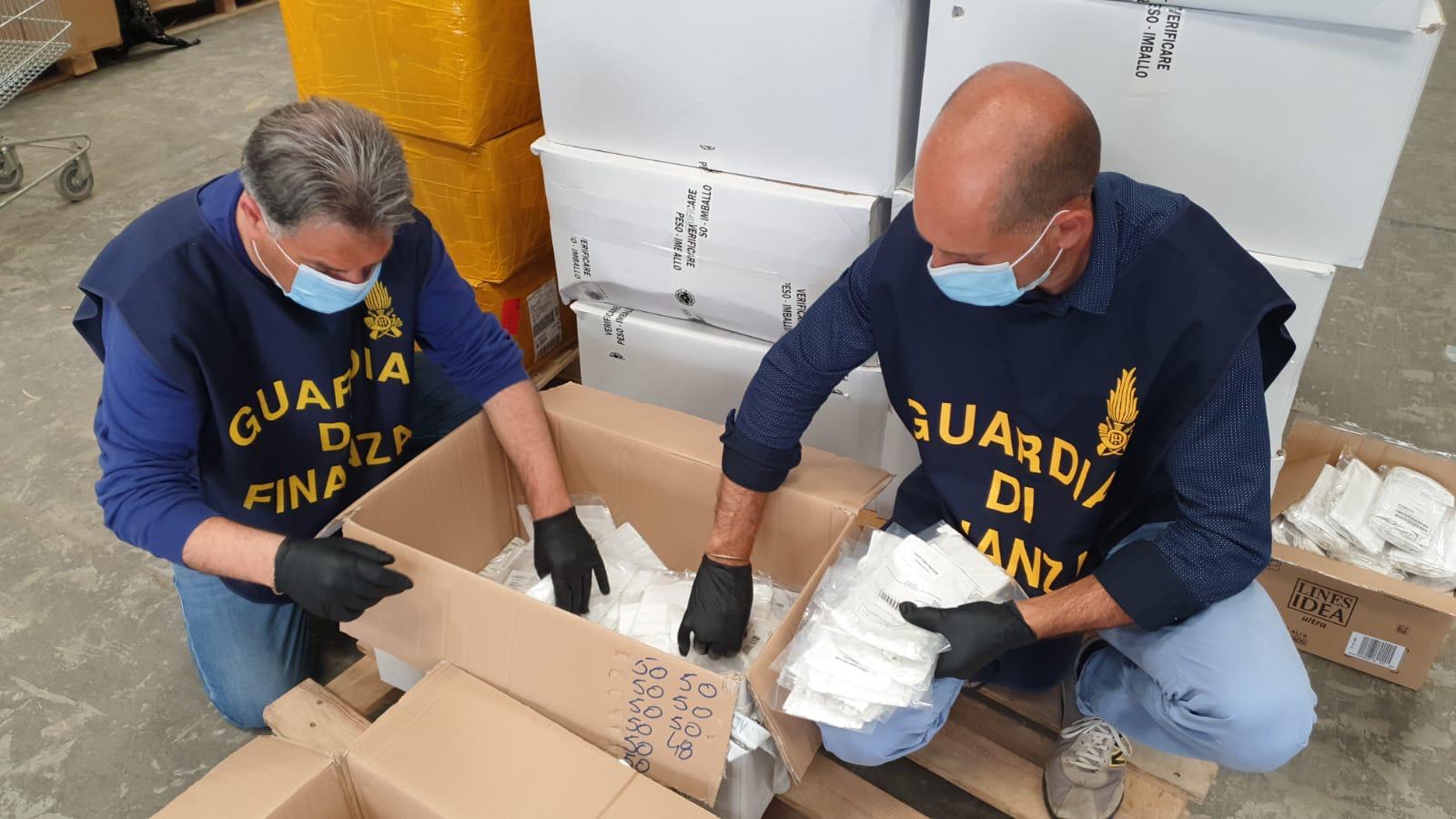 Vallo della Lucania, Guardia di finanza sequestra 18mila mascherine e visiere contraffatte
