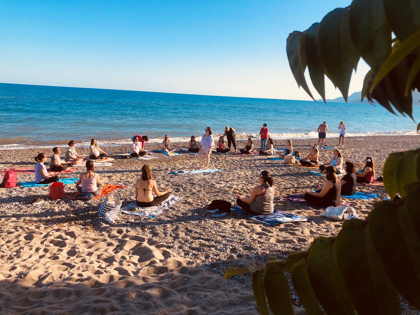 Future mamme fanno yoga in spiaggia al tramonto: l’idea dell’ospedale di Sapri