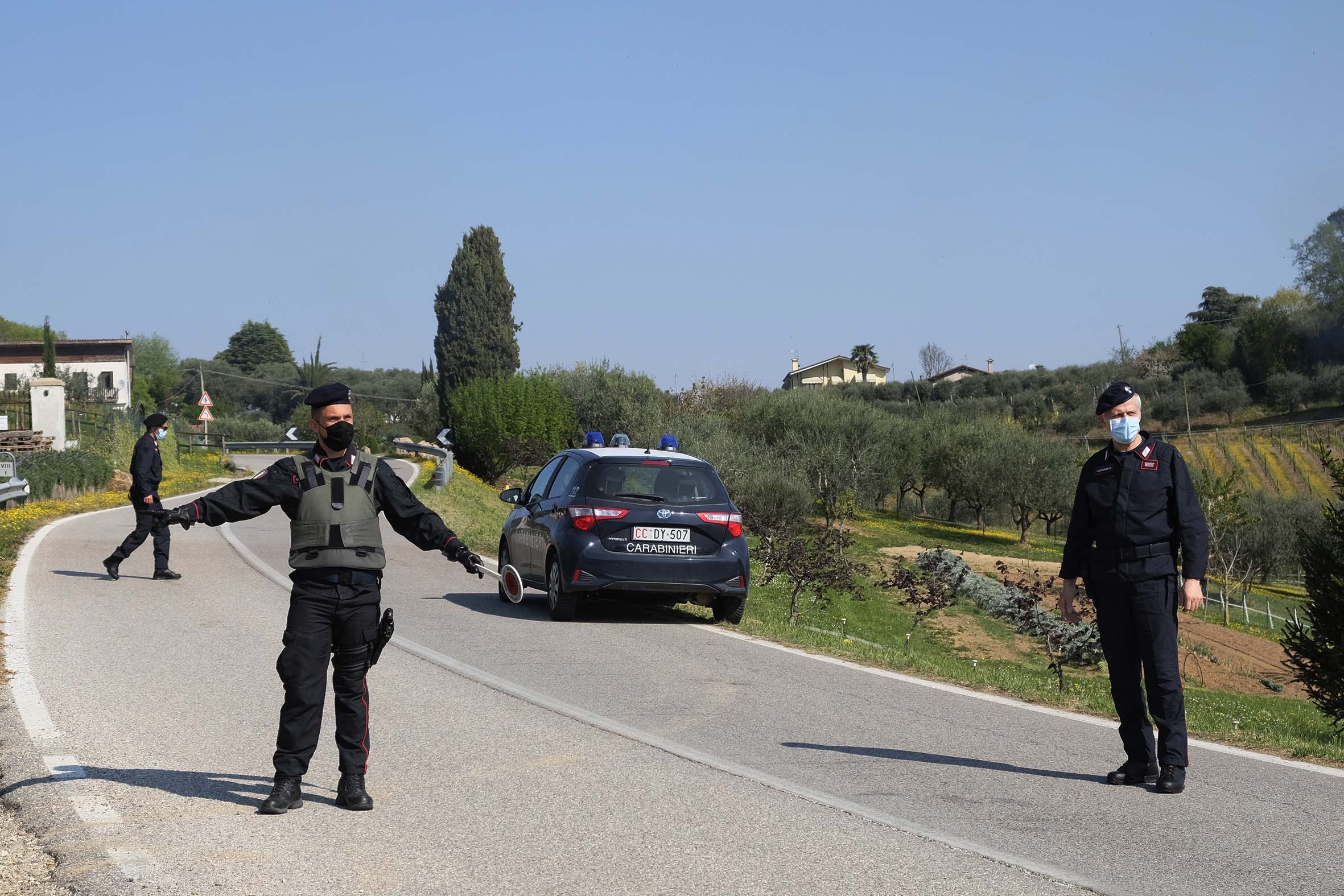 Cilento, furti nelle auto dei turisti: minorenne beccato