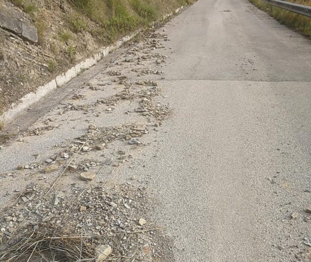 Cilento, strade invase da detriti dopo le piogge, vicesindaco le ripulisce