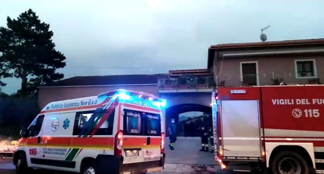 Scintille dal camino a Sassano, scoppia incendio in casa: coppia di anziani feriti