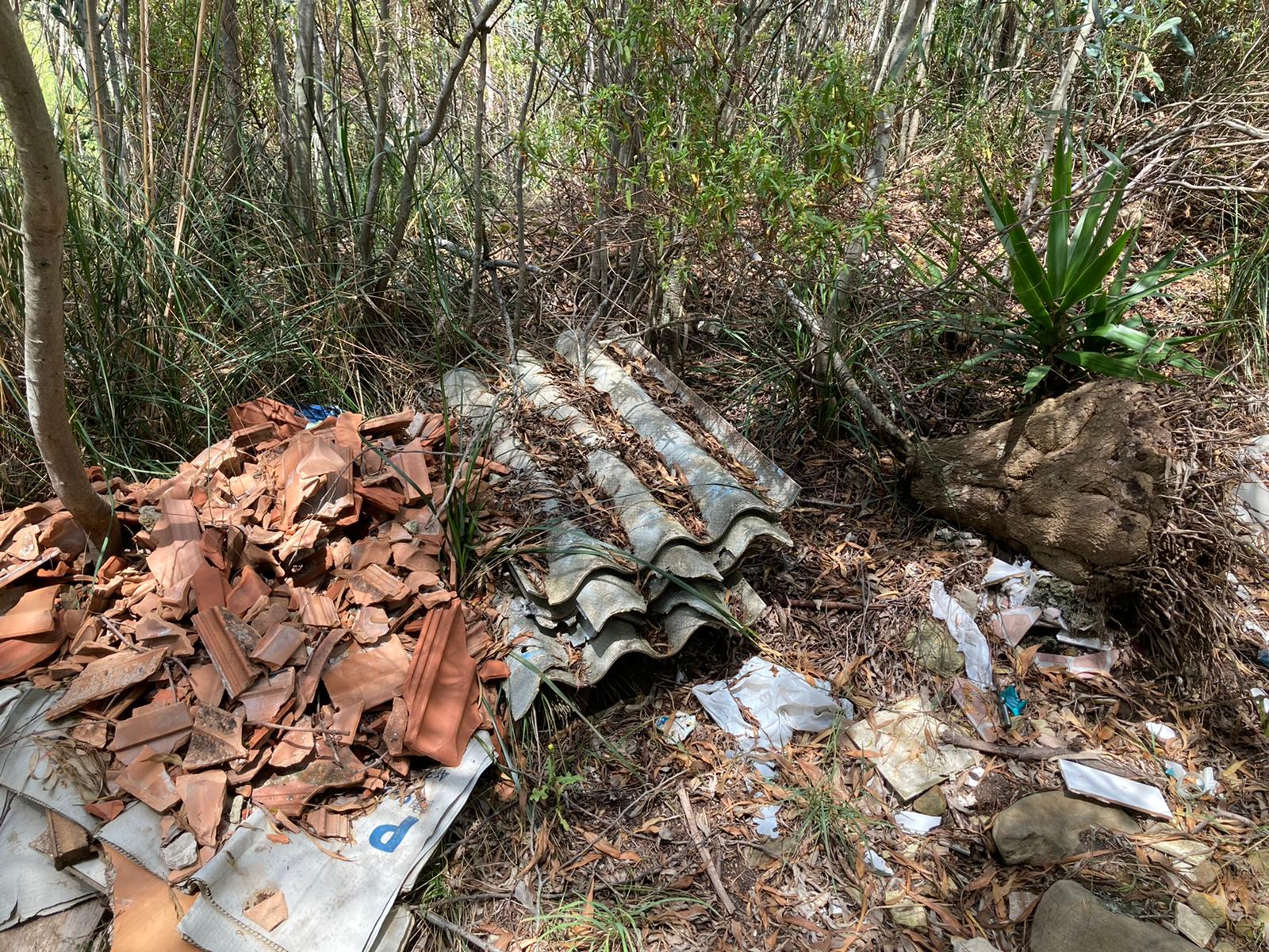 Castellabate, amianto e scarti edili abbandonati nel verde