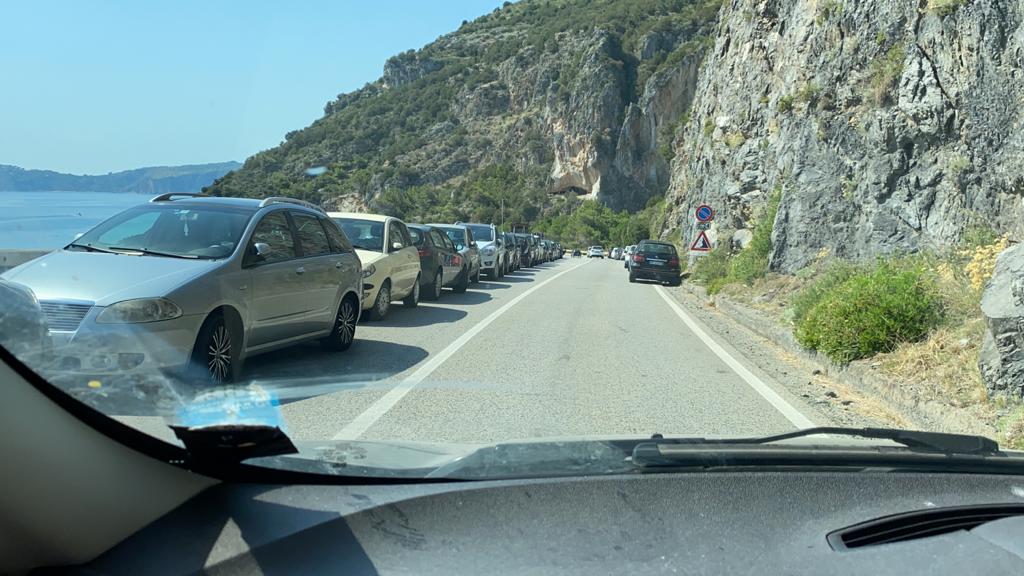 Marina di Camerota, parcheggi selvaggi lungo la costa del Mingardo