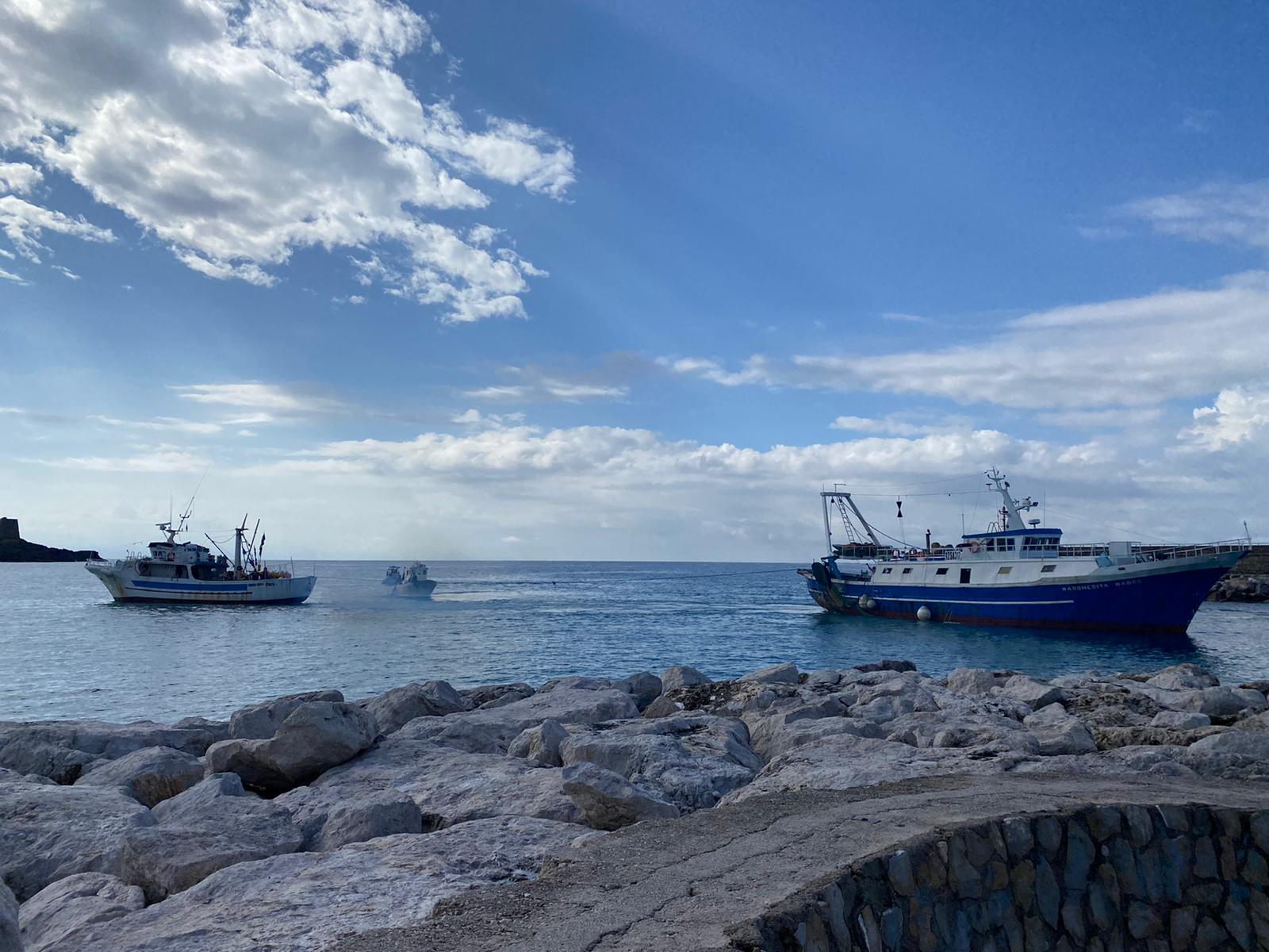 Barca da pesca incagliata all’imboccatura del porto di Marina di Camerota