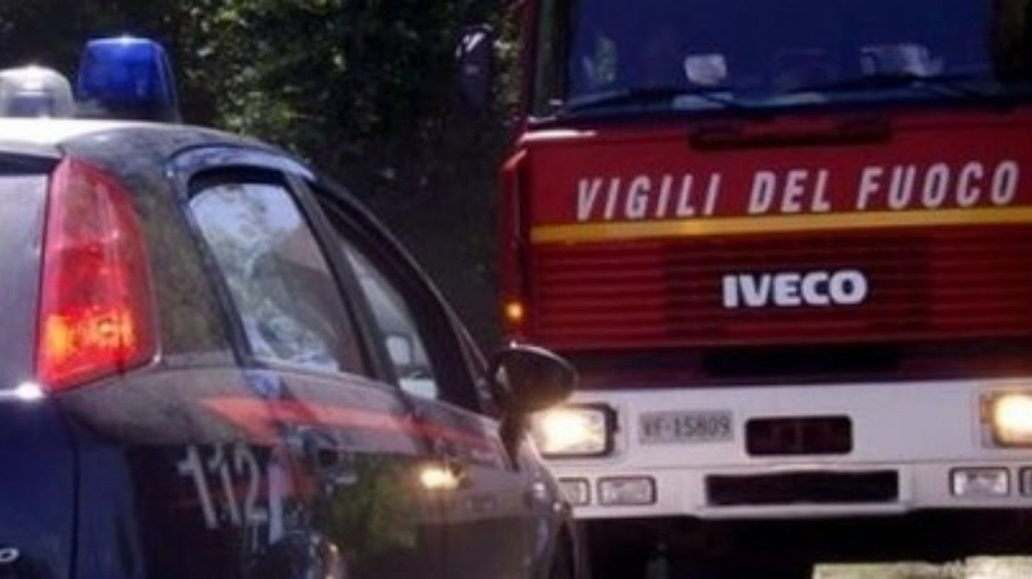 Auto in fiamme all’alba sulla Cilentana