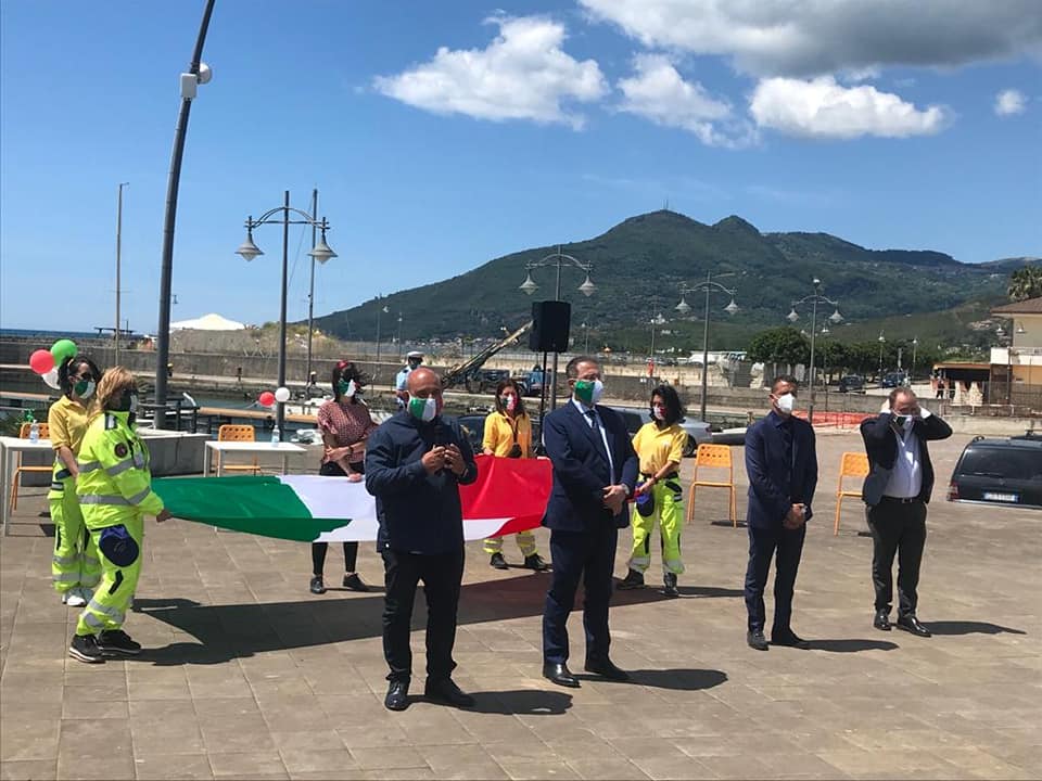 Policastro, Fratelli d’Italia in piazza: «Italiani traditi dal Governo Conte»