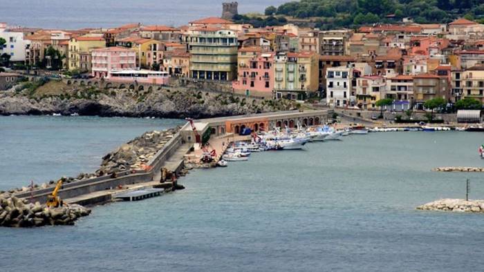 Polemiche su postazione  biglietteria al porto di Camerota, Guzzo: «Situazione vergognosa»