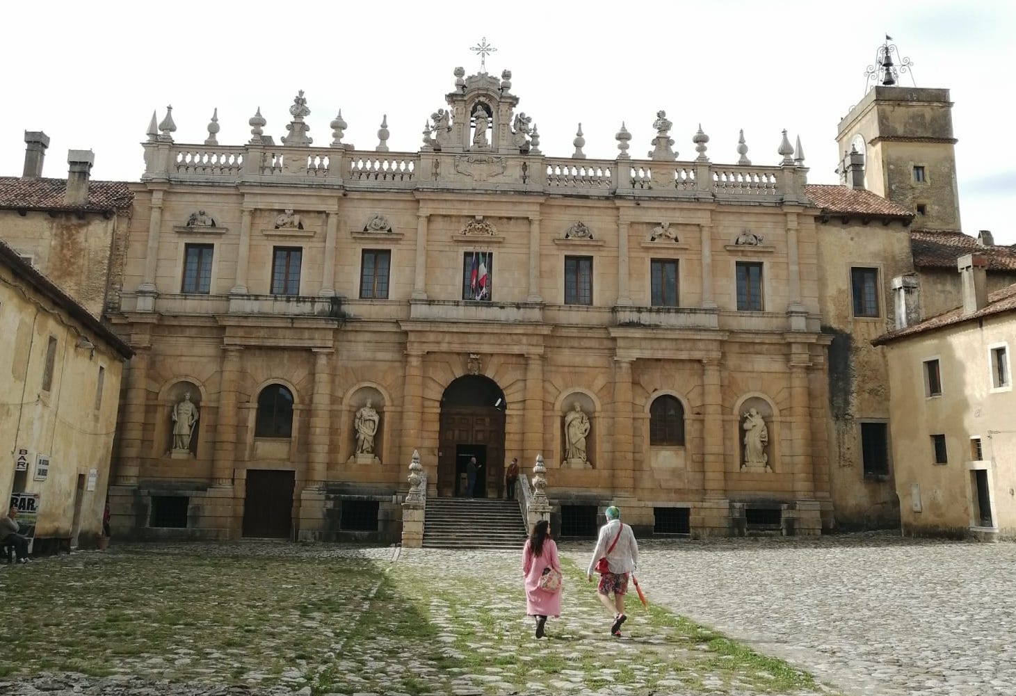 La pornostar Valentina Nappi in visita turistica alla Certosa di Padula