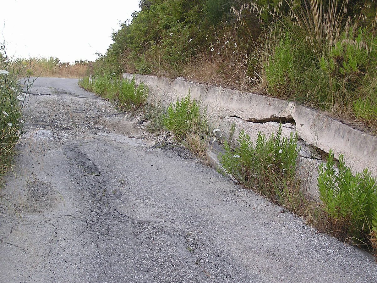 Illuminazione scarsa, buche e segnaletica insufficiente: «Le strade del Cilento sono un pericolo»