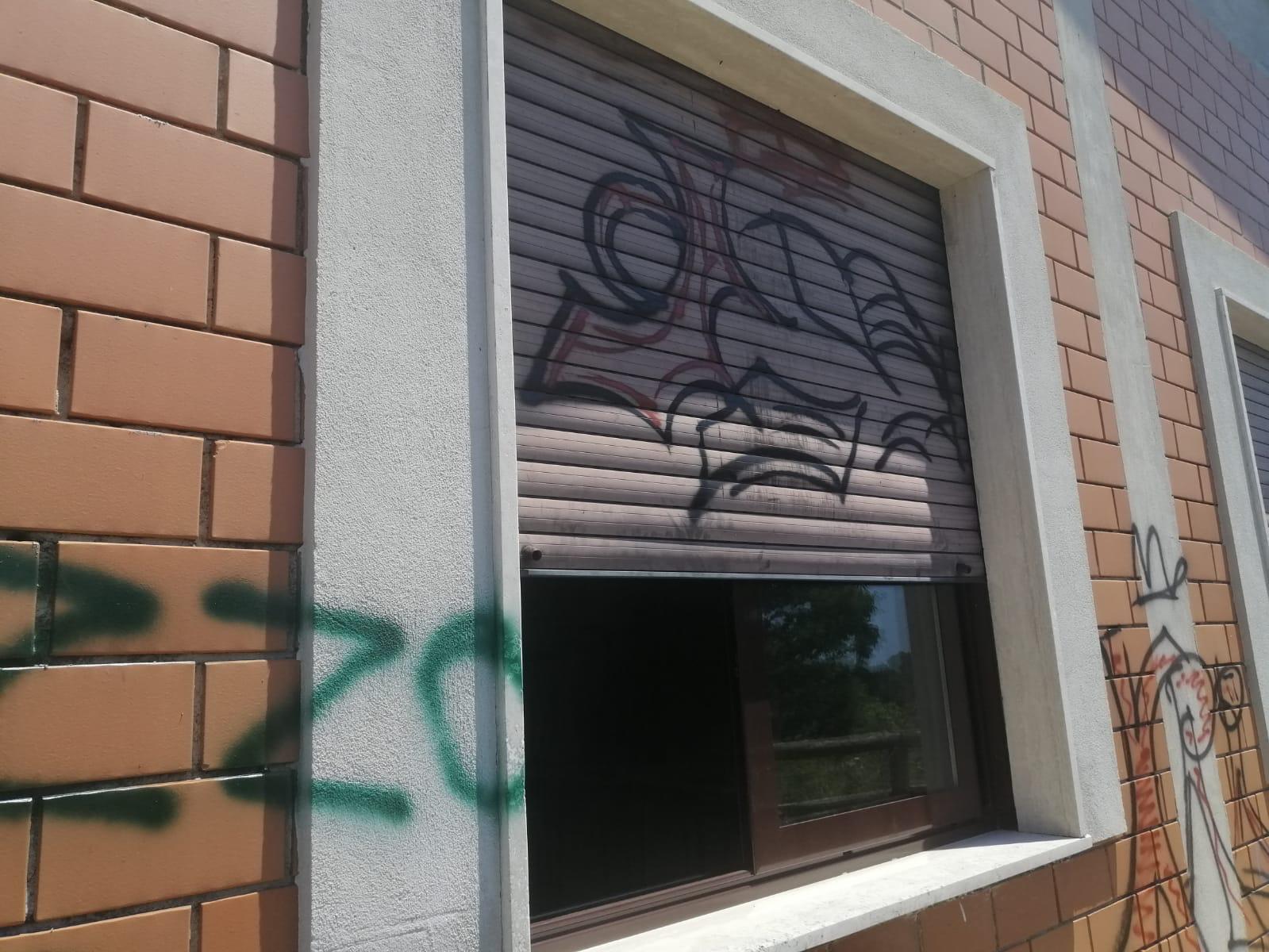 Camerota, vandali imbrattano l’edificio della scuola: scattano le indagini