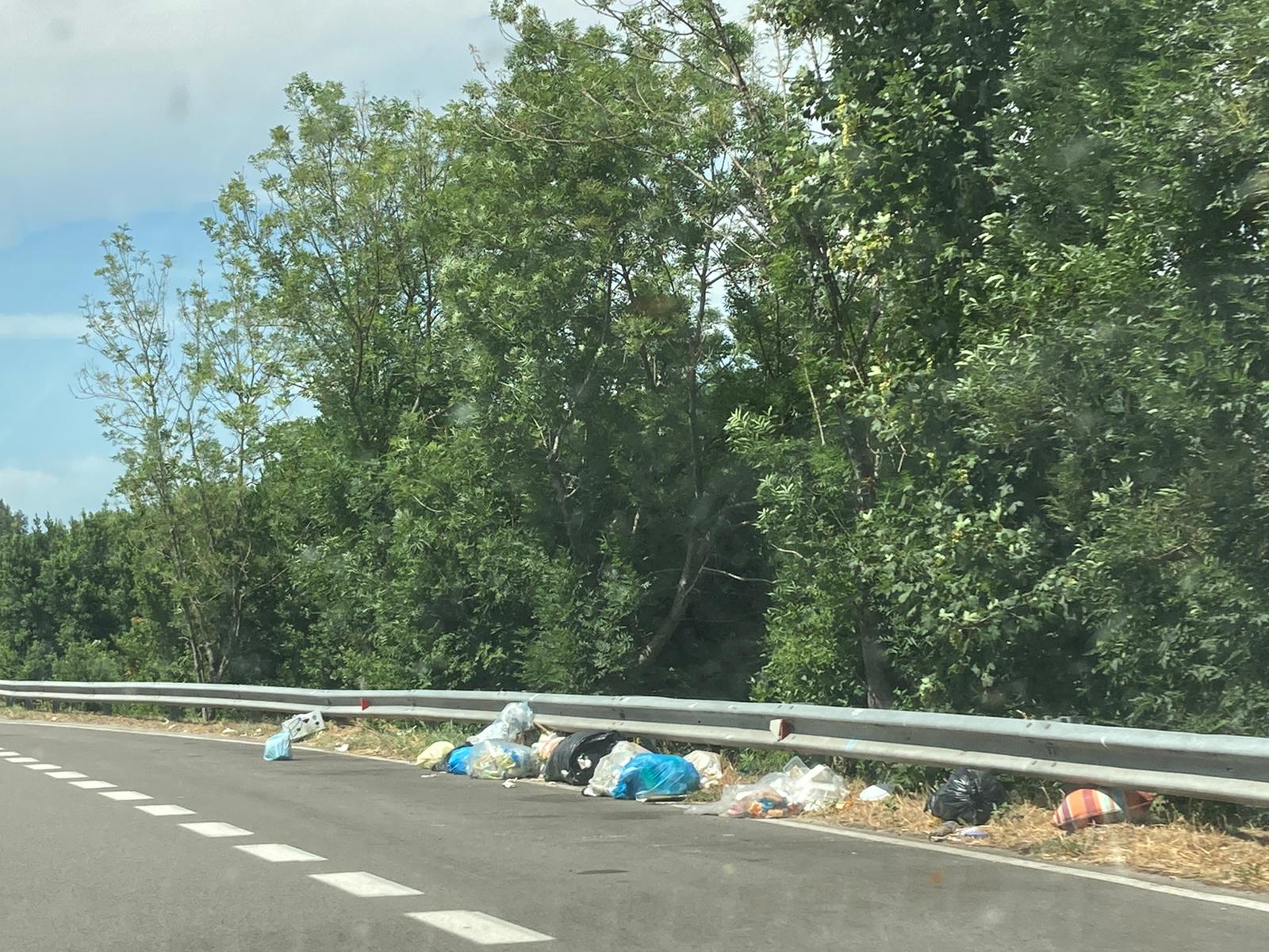 Cilentana, la strada dei vacanzieri trasformata in discarica