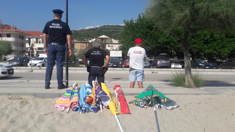 Ascea, sequestrati ombrelloni sulla spiaggia libera