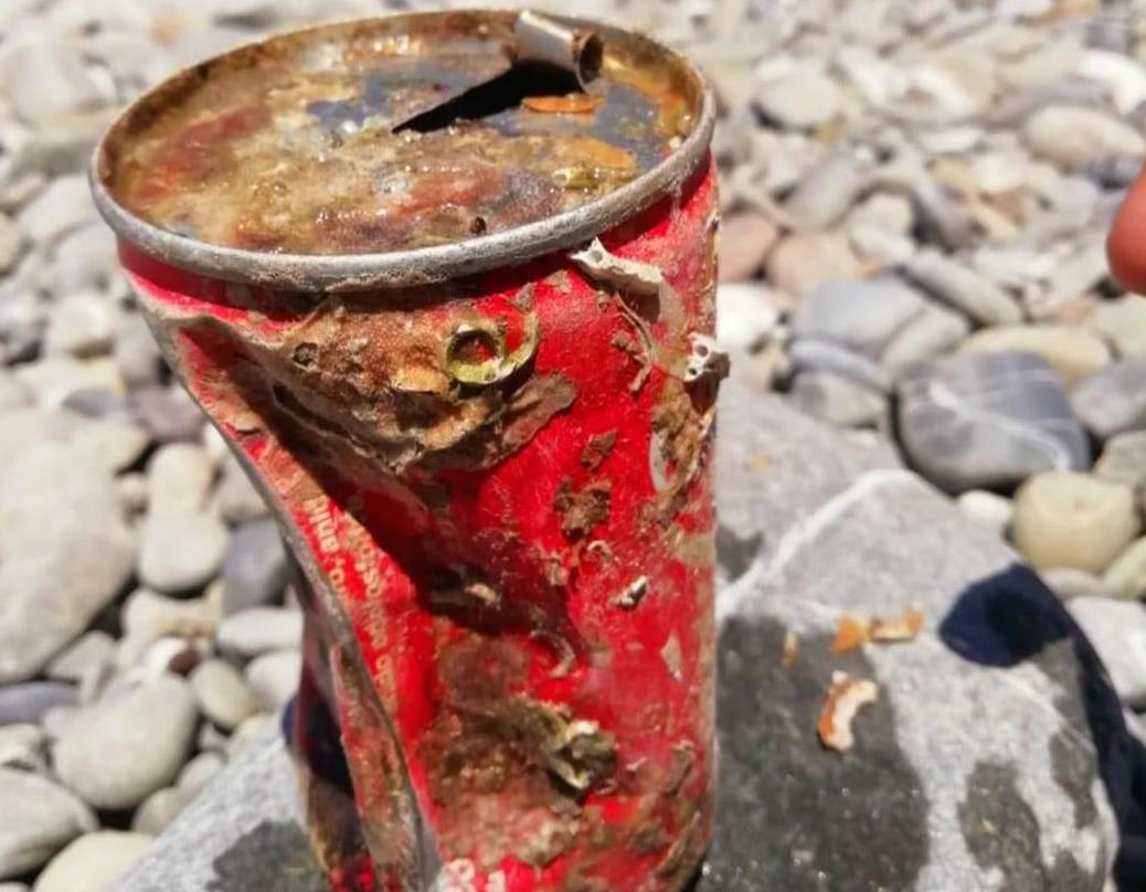 Pollica, il mare a Pioppi restituisce una lattina di Coca Cola di 30 anni fa