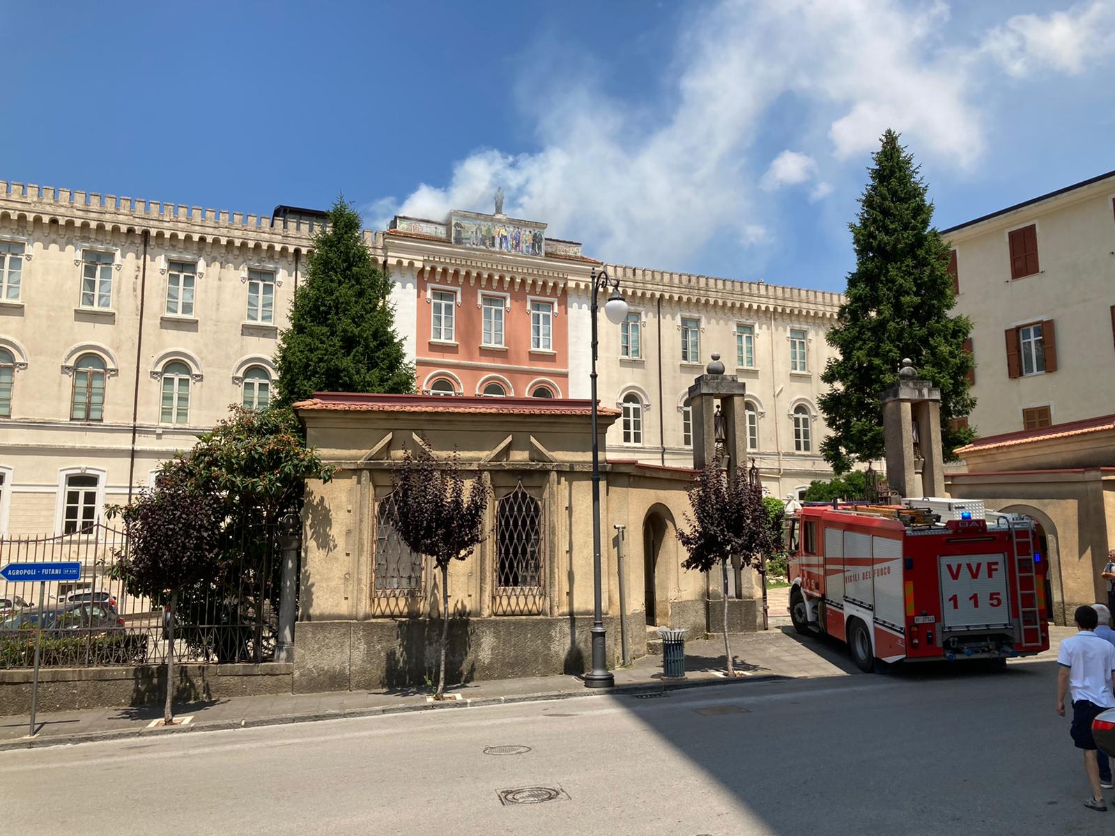 Vallo della Lucania, fiamme al seminario che ospita la diocesi