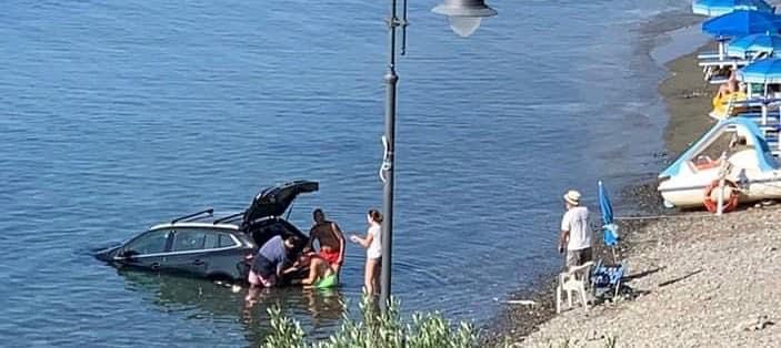 Pioppi:  va a fare la spesa, torna e trova l’auto in mare