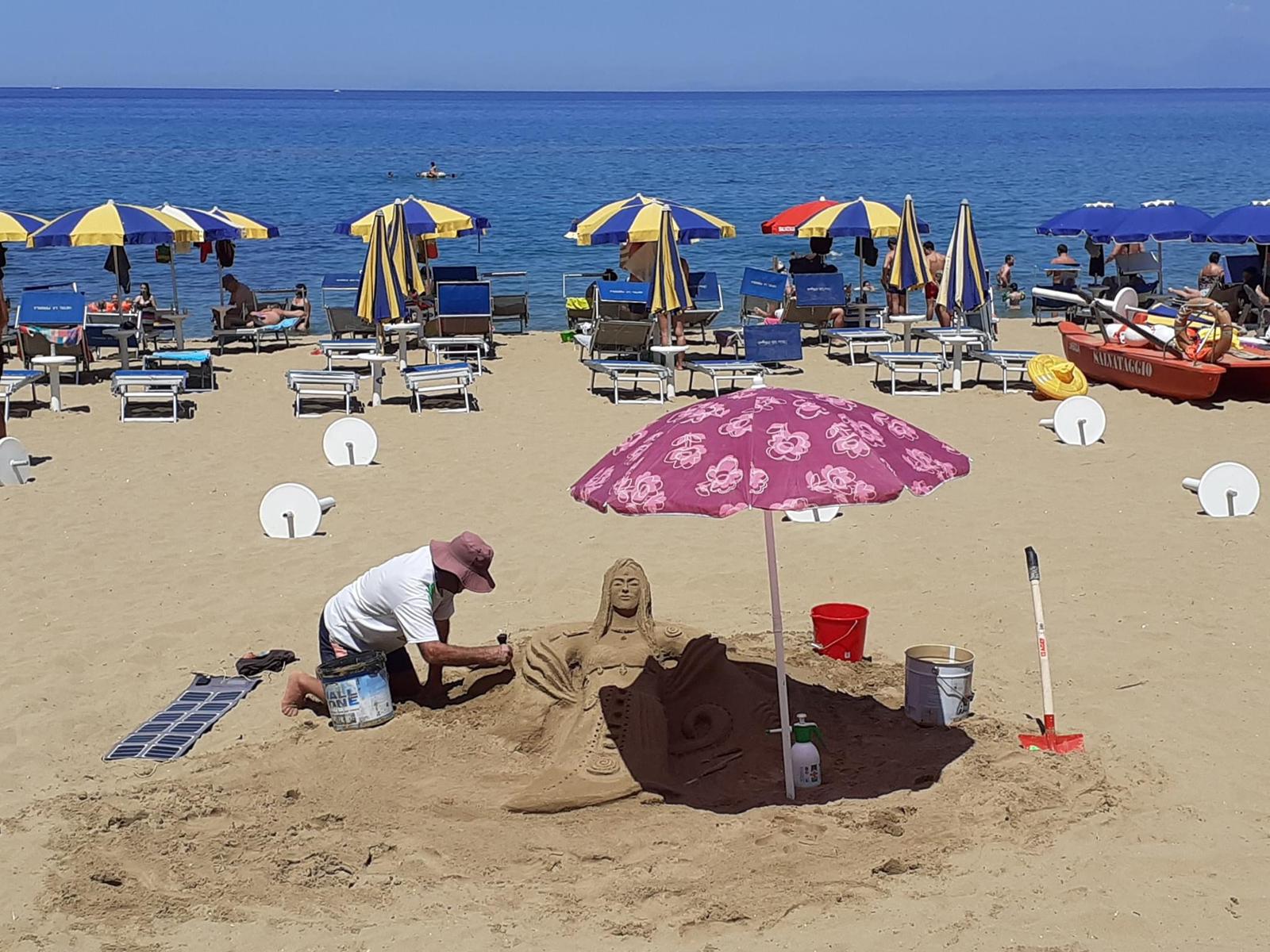 Sulla spiaggia di Castellabate le creazioni di sabbia di Antonio Iannini