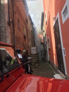 Cilento, abitazione in fiamme: apprensione per un 60enne