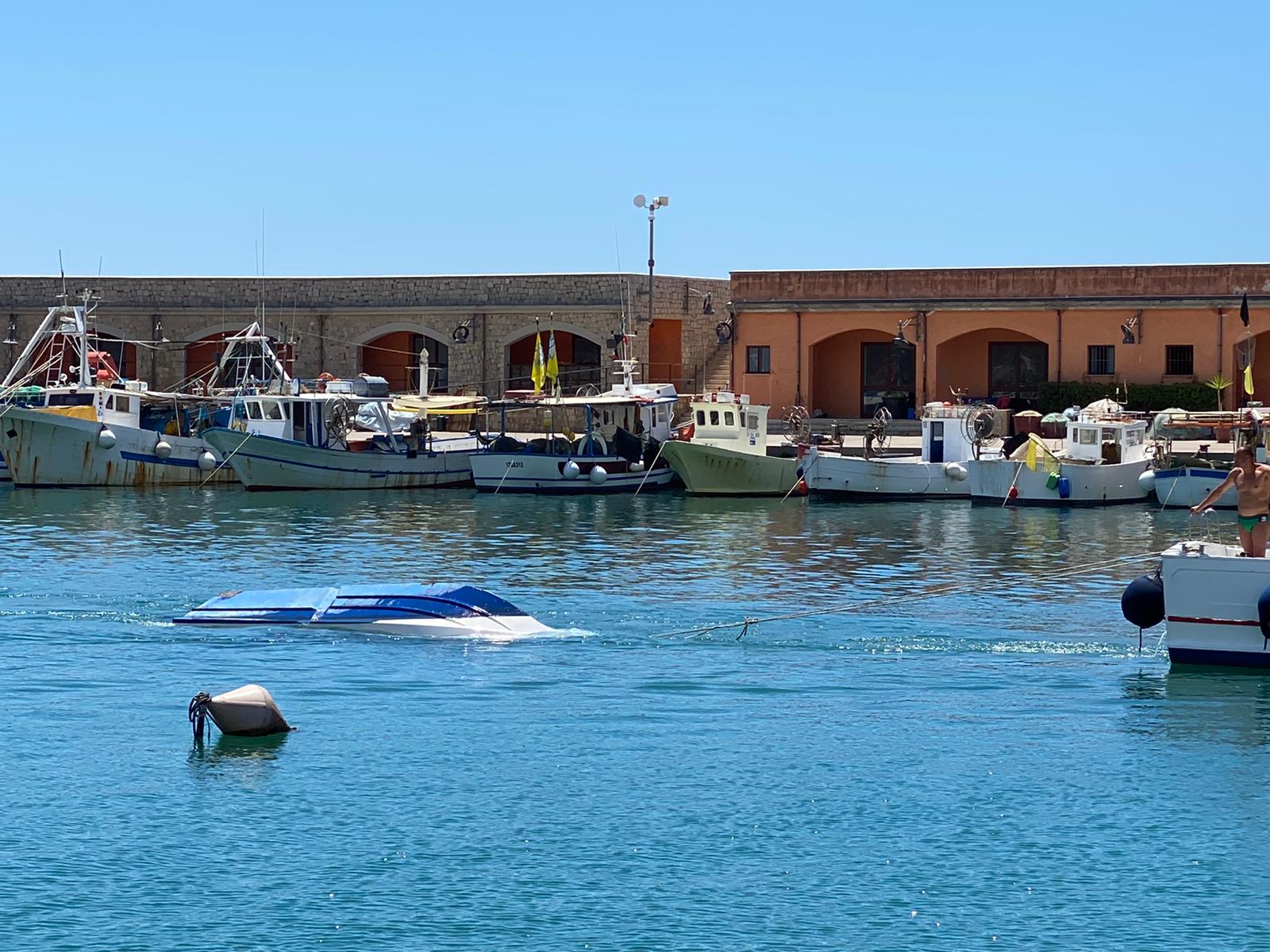 Barca affonda a largo di Cala Bianca, 7 turisti tratti in salvo