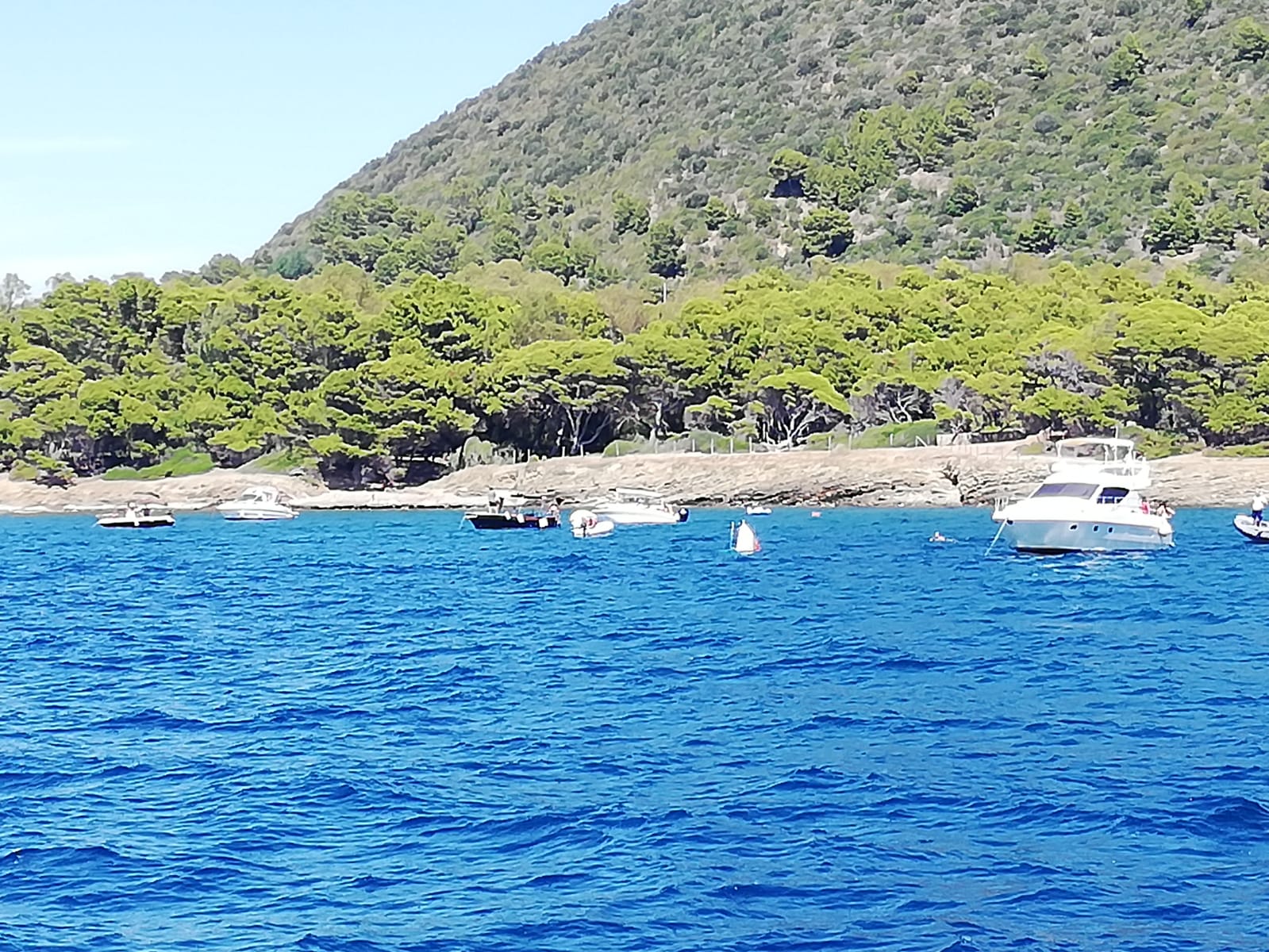 Paura in mare a Castellabate, barca rischia di affondare: coppia salvata