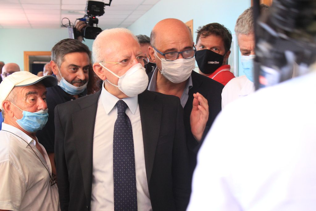 De Luca in visita all’ospedale di Sapri: «Presidio sarà difeso e soprattutto potenziato»