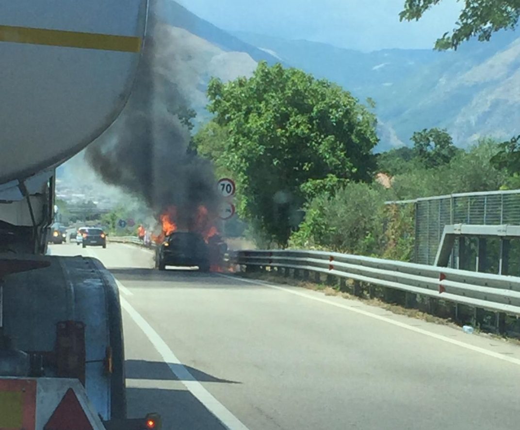 Atena Lucana, auto avvolta dalle fiamme: paura per una famiglia