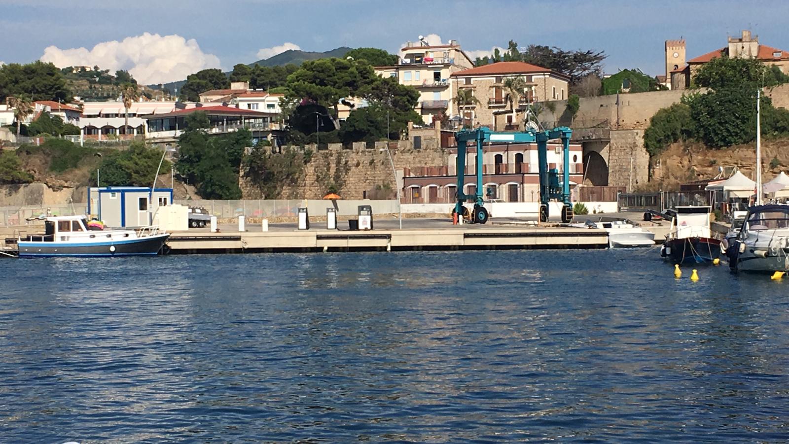 Castellabate, chiuso il distributore di carburanti sul porto: è polemica