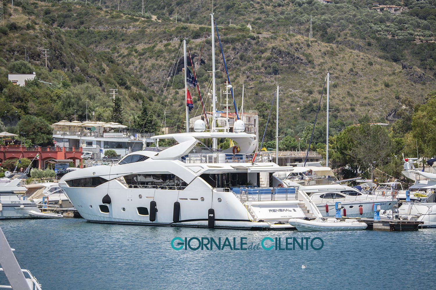 Yacht di lusso nel porto di Camerota: mistero sugli occupanti | FOTO