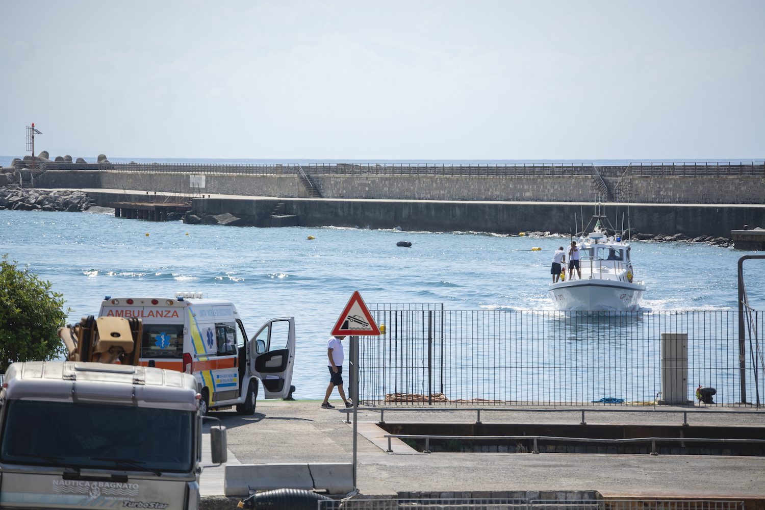 Soccorso in mare a largo di Marina di Camerota: ambulanza sul porto