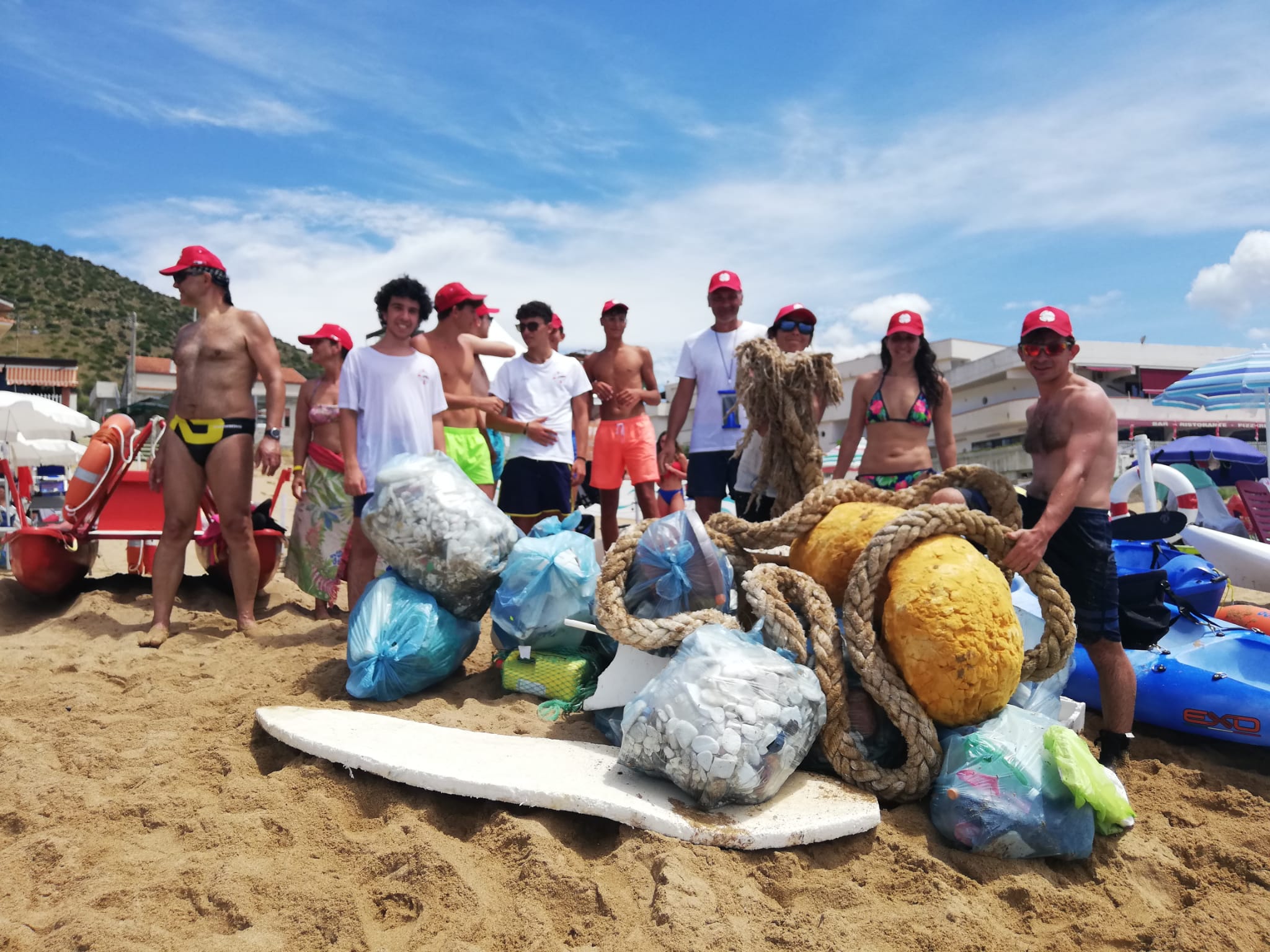 Castellabate, due quintali di  plastica raccolta tra gli scogli dell’Area marina protetta