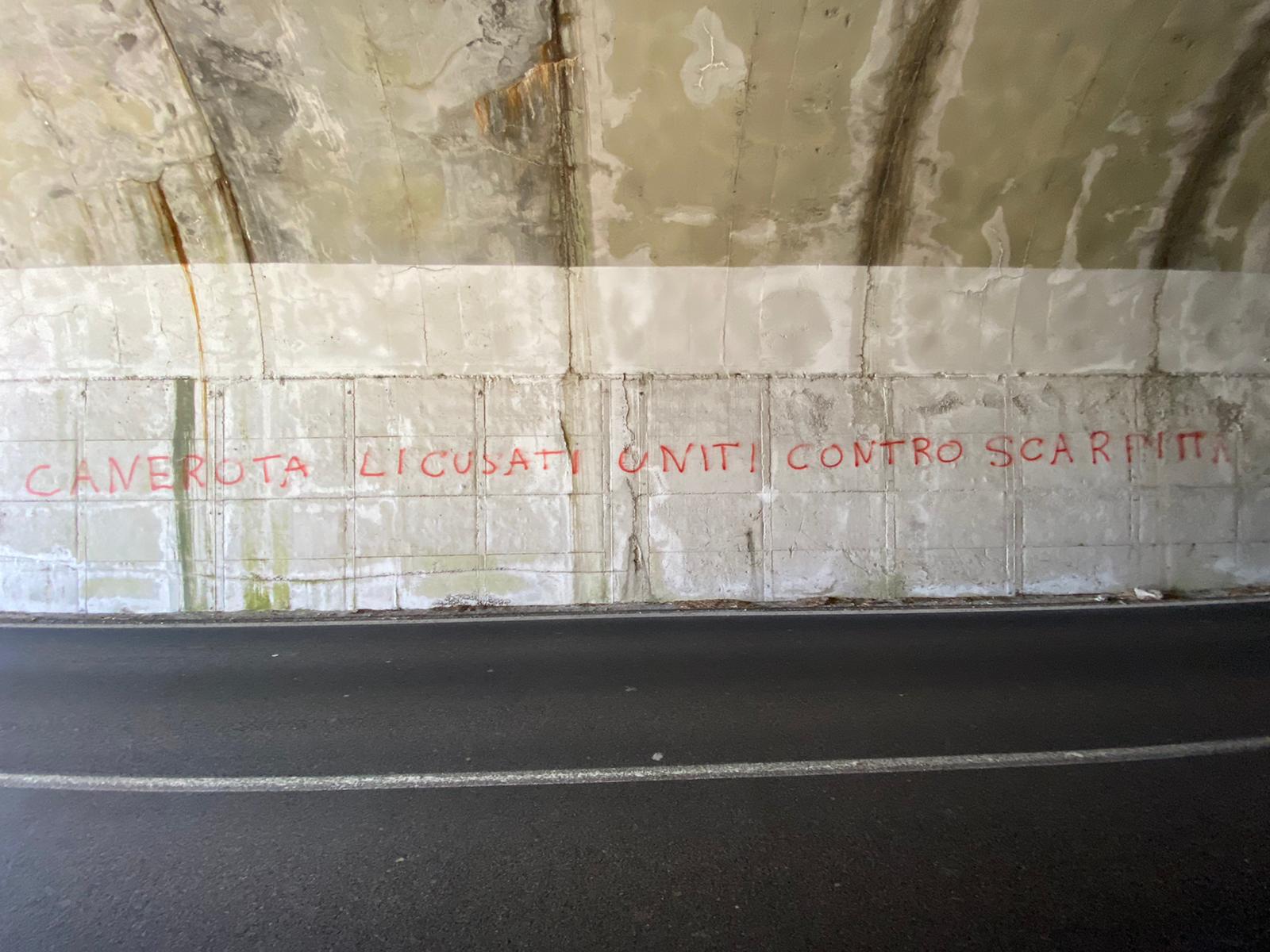 Scritte sui muri della galleria contro il sindaco di Camerota