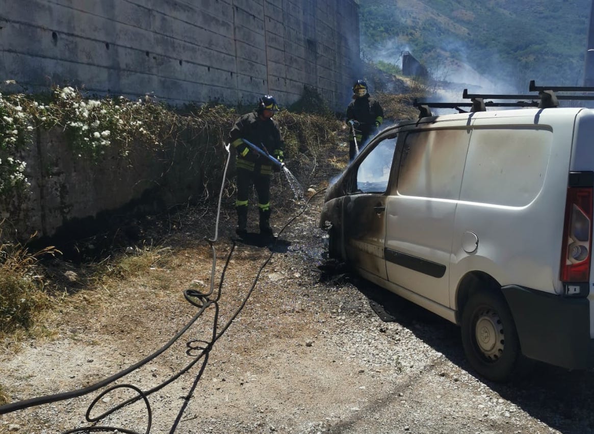 Auto in fiamme a Teggiano, nessun ferito