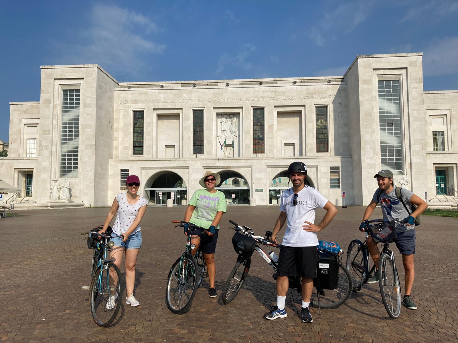 Ha sconfitto il cancro e ora gira l’Italia in bici fino alla sua Padula