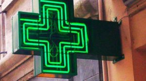 Rapina in farmacia a Eboli, farmacista affronta il bandito
