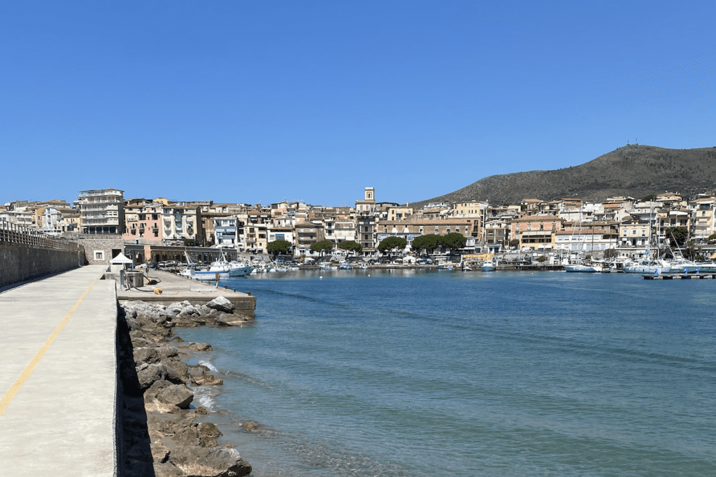 Camerota, il Tar chiude il ricorso “in rito”: l’opposizione attacca la scelta politica sull’esternalizzazione dei tributi